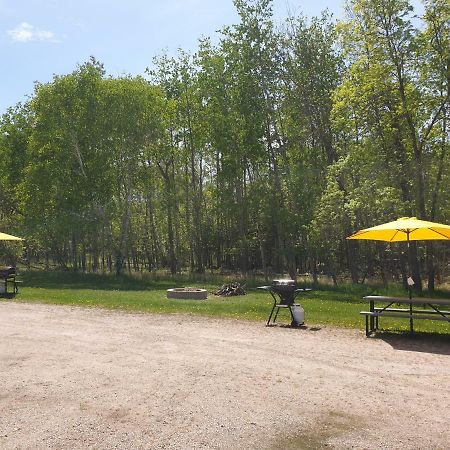 Pinawa Motel Екстериор снимка