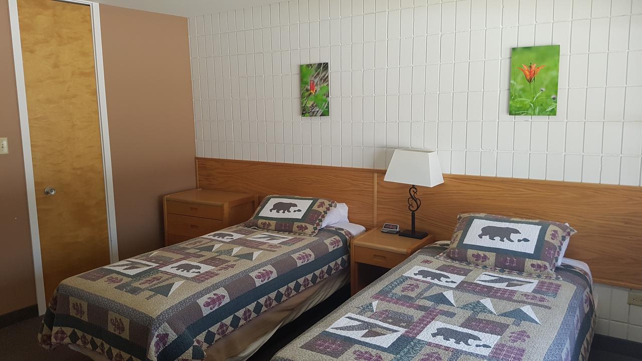 Pinawa Motel Екстериор снимка