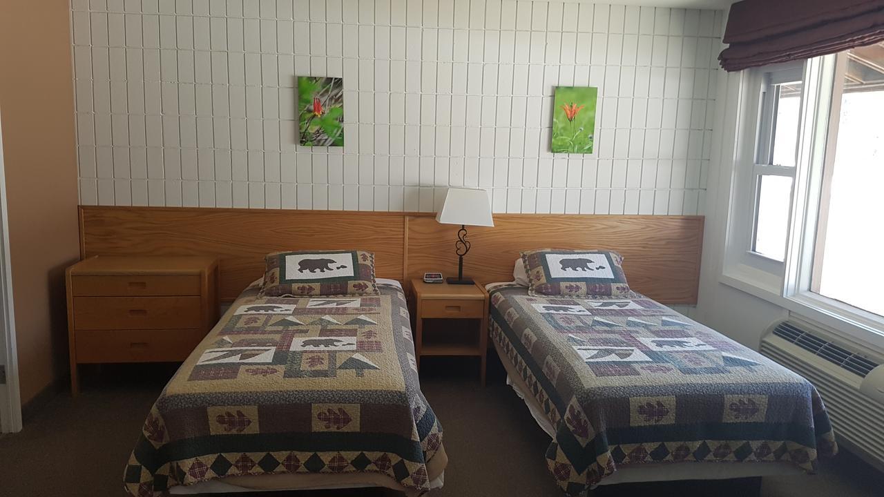 Pinawa Motel Екстериор снимка