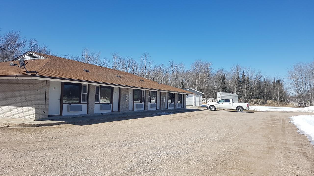 Pinawa Motel Екстериор снимка