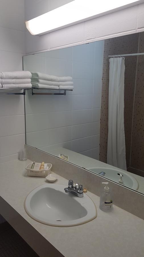 Pinawa Motel Екстериор снимка