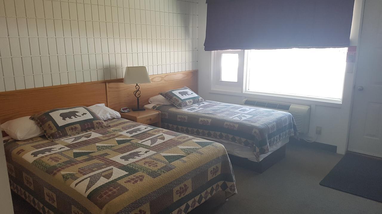 Pinawa Motel Екстериор снимка