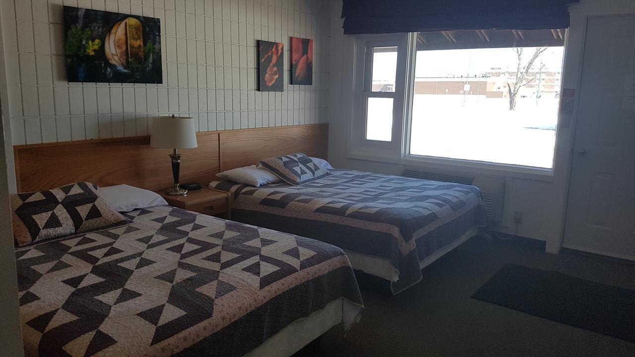 Pinawa Motel Екстериор снимка