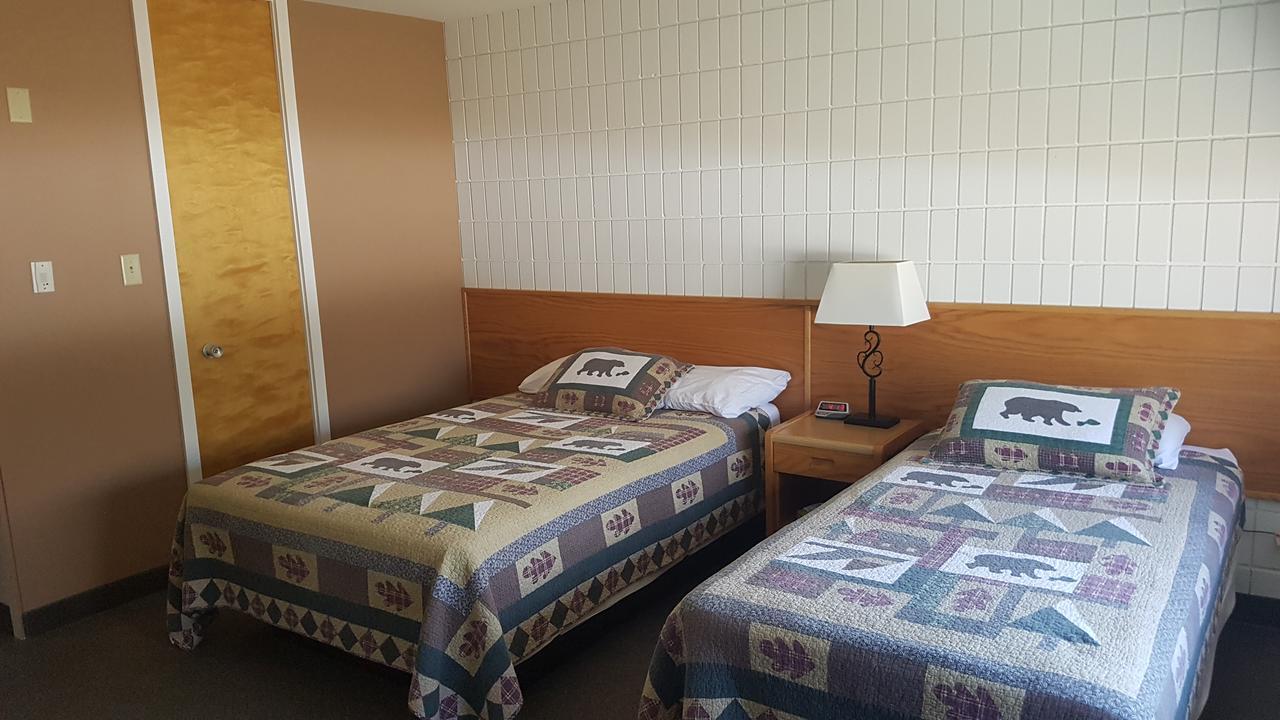 Pinawa Motel Екстериор снимка