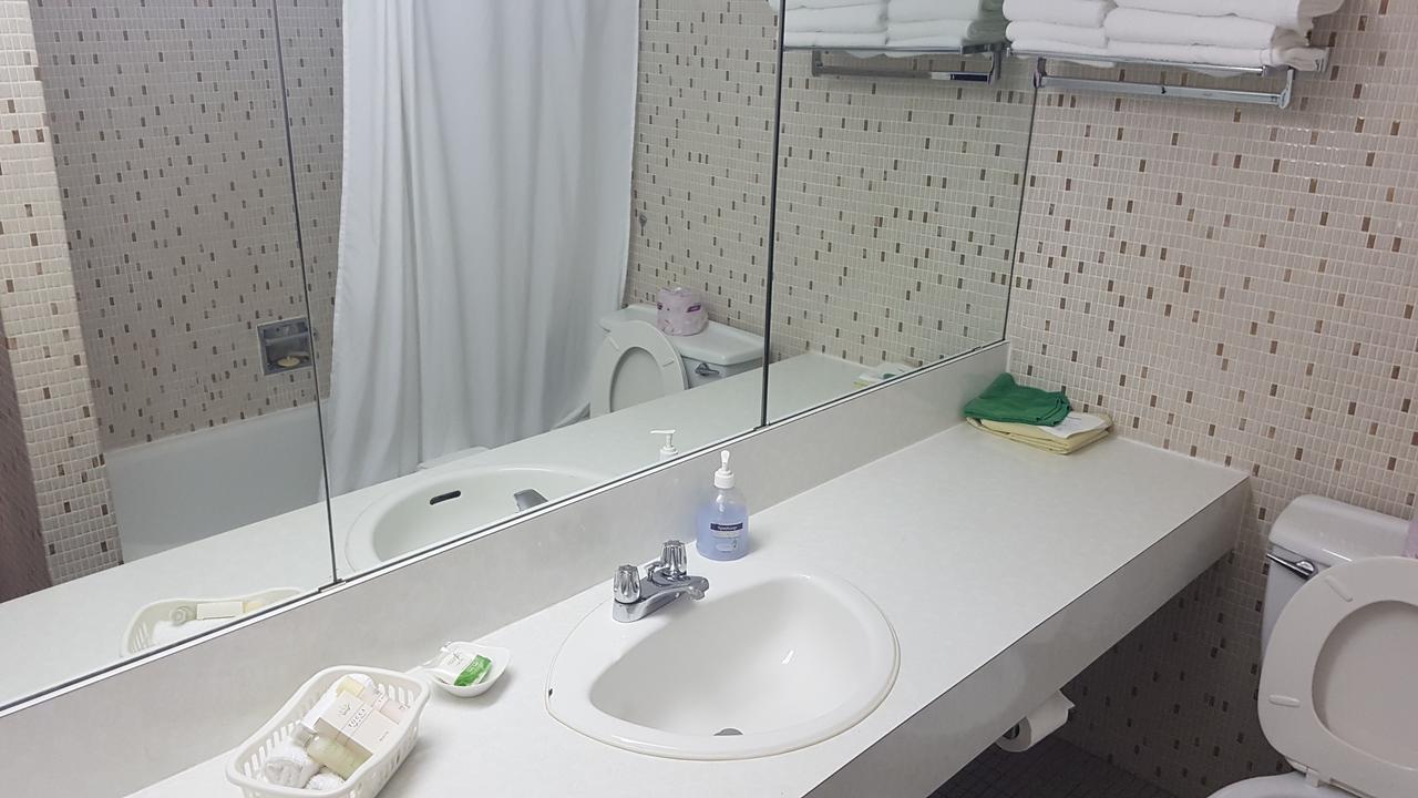 Pinawa Motel Екстериор снимка
