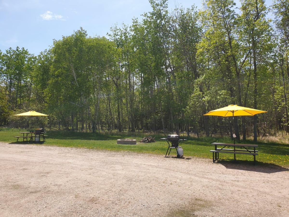 Pinawa Motel Екстериор снимка